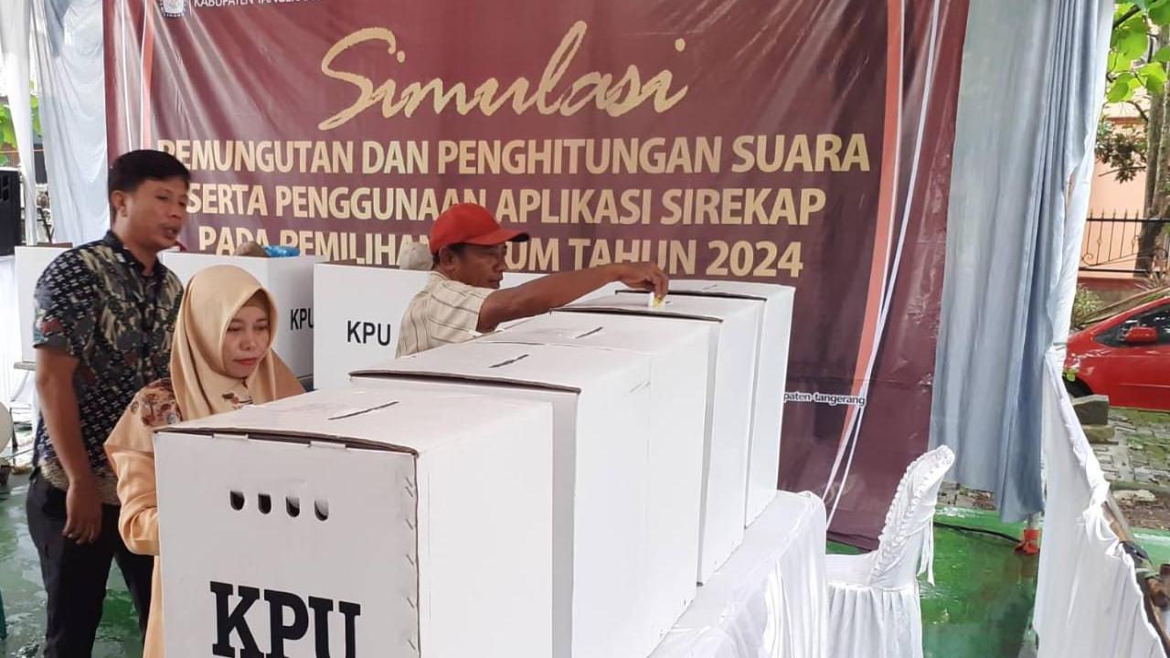Sejumlah petugas TPS dan warga di Tangerang, lakukan simulasi pemungutan dan penghitungan suara Pemilu 2024.