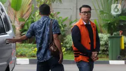 Mantan Dirut Perum Perindo Risyanto Suanda (kanan) saat akan menjalani pemeriksaan di Gedung KPK, Jakarta, Jumat (3/1/2020). Risyanto diperiksa sebagai tersangka untuk melengkapi berkas terkait menerima suap izin kuota impor ikan frozen pacific mackerel atau ikan salem. (merdeka.com/Dwi Narwoko)