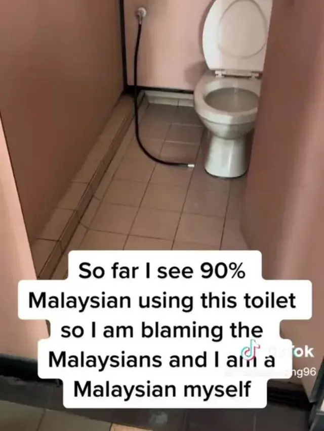 Video TikTok milik influencer Malaysia bernama Marissa Wong menjadi viral dengan kontennya melakukan review terhadap WC umum. (TikTok/@MarissaWong96)