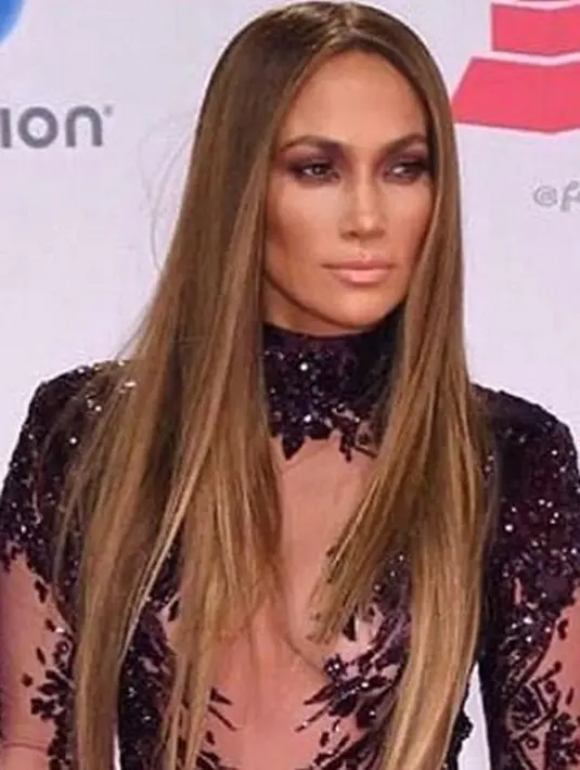 “Jen sedang menikmati liburan jelang tahun baru. Dia (Jen) pergi bersama dengan Drake, dan dia (Drake) mengunjungi rumah Jen. Tidak ada apa-apa, Jen mengatakan hal yang baik soal Drake,” ucap sumber. (Instagram/jlo)