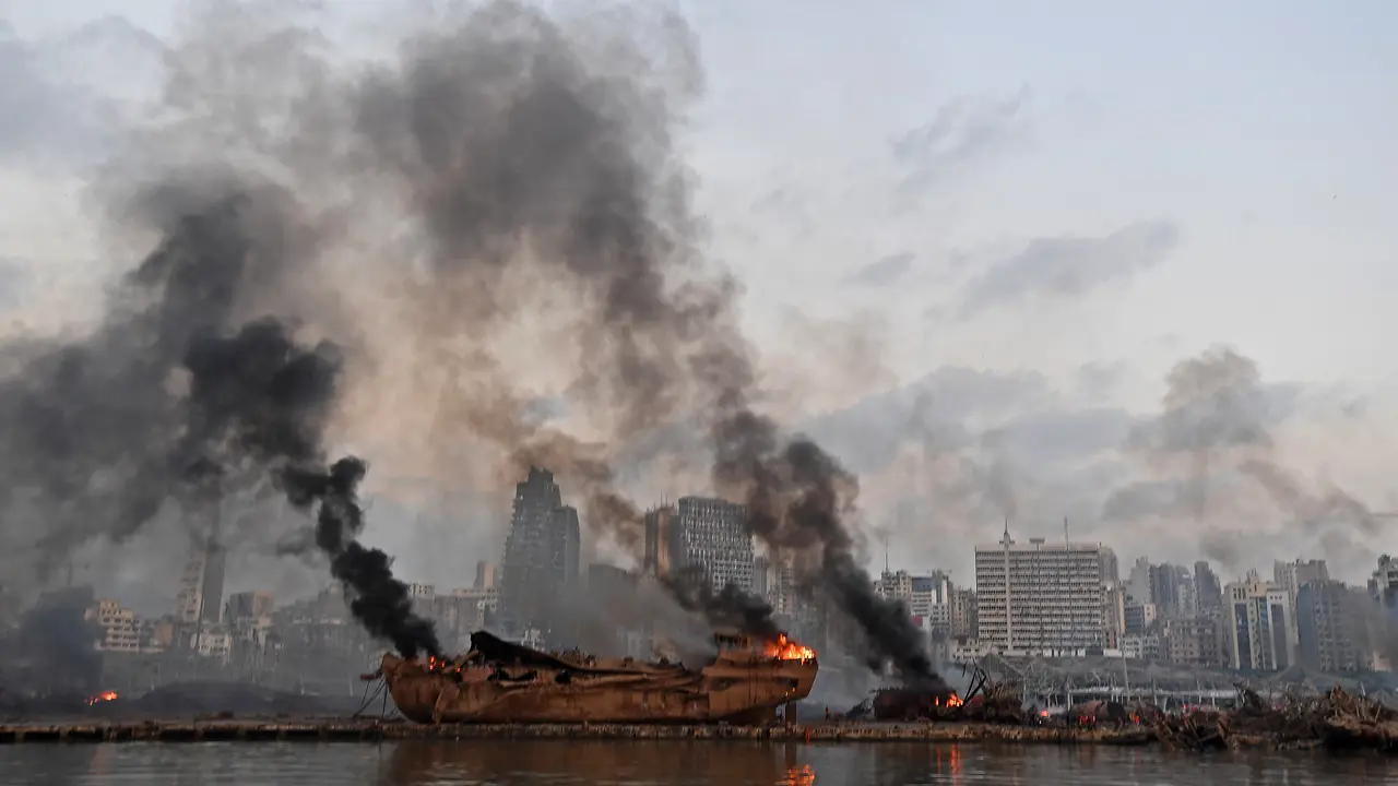 Penampakan Kapal Besar yang Hancur Akibat Ledakan di Beirut