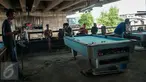 Sejumlah warga bermain biliar di kolong jembatan tol, Jakarta, Selasa (21/3). Tempat biliar sederhana ini menjadi tempat hiburan alternatif bagi masyarakat menengah kebawah di sekitar kolong tol. (Liputan6.com/Gempur M Surya)