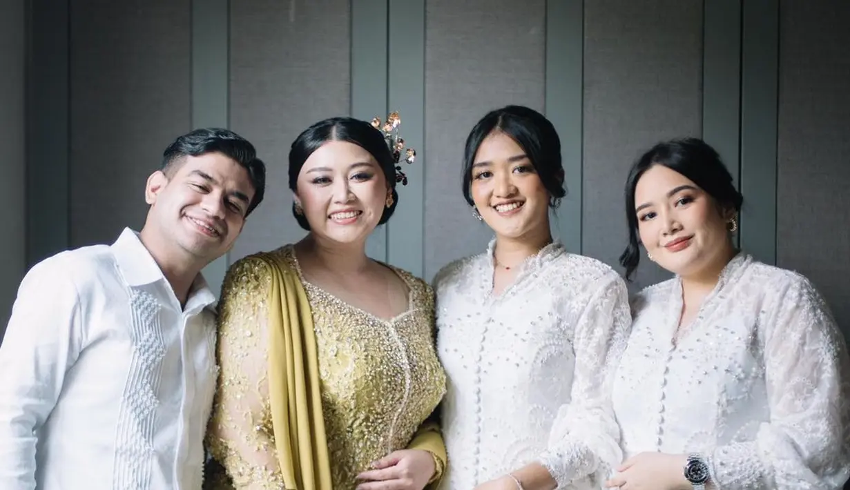 Fadil Jaidi dengan textured shirt warna putih yang dipadukan long pants warna beige. [@imagenic]