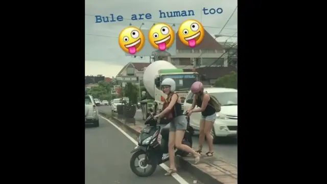 Bule wanita langgar lalu lintas