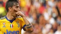 Penyerang Juventus, Paulo Dybala menunjukkan ekspresi usai menjebol jala Genoa, pada laga lanjutan Liga Italia Serie A 2017-2018, di Stadion Luigi Ferraris, Sabtu (26/8/2017).  (AFP/Marco Bertorello)