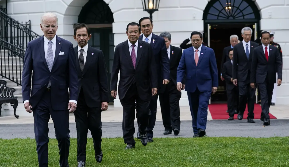 Presiden Joko Widodo (kanan) bersama Presiden AS Joe Biden (depan) dan Pemimpin Asia Tenggara dari Perhimpunan Bangsa-Bangsa Asia Tenggara (ASEAN) selama foto keluarga untuk KTT Khusus ASEAN-AS di Halaman Selatan Gedung Putih di Washington, DC pada 12 Mei 2022. (AP Photo/Susan Walsh)