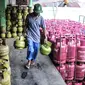 Pekerja melakukan bongkar muat tabung elpiji atau LPG 3 kilogram di agen gas kawasan Rawasari, Jakarta, Senin (19/9/2022). Menteri Energi dan Sumber Daya Mineral (ESDM) Arifin Tasrif mengutarakan keseriusan pemerintah dalam melakukan program konversi kompor gas berbahan LPG 3 kg menjadi kompor listrik 1.000 watt atau kompor induksi. (merdeka.com/Iqbal S. Nugroho)