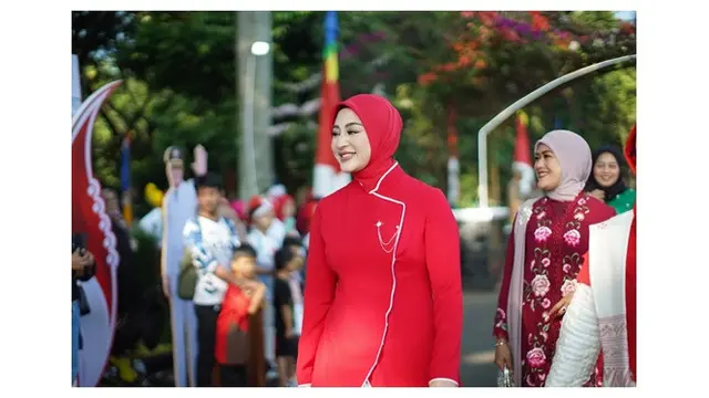 7 Potret Margin Wieheerm di HUT RI ke-80, Perdana Dampingi Ali Syakieb sebagai Wabup