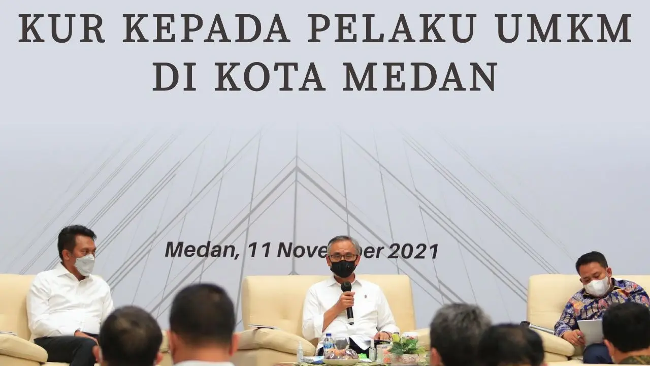 Ketua Dewan Komisioner OJK Wimboh Santoso melaksanakan dialog dengan pelaku UMKM yang mendapatkan pembiayaan KUR dari BNI di kota Medan. (Dok OJK)