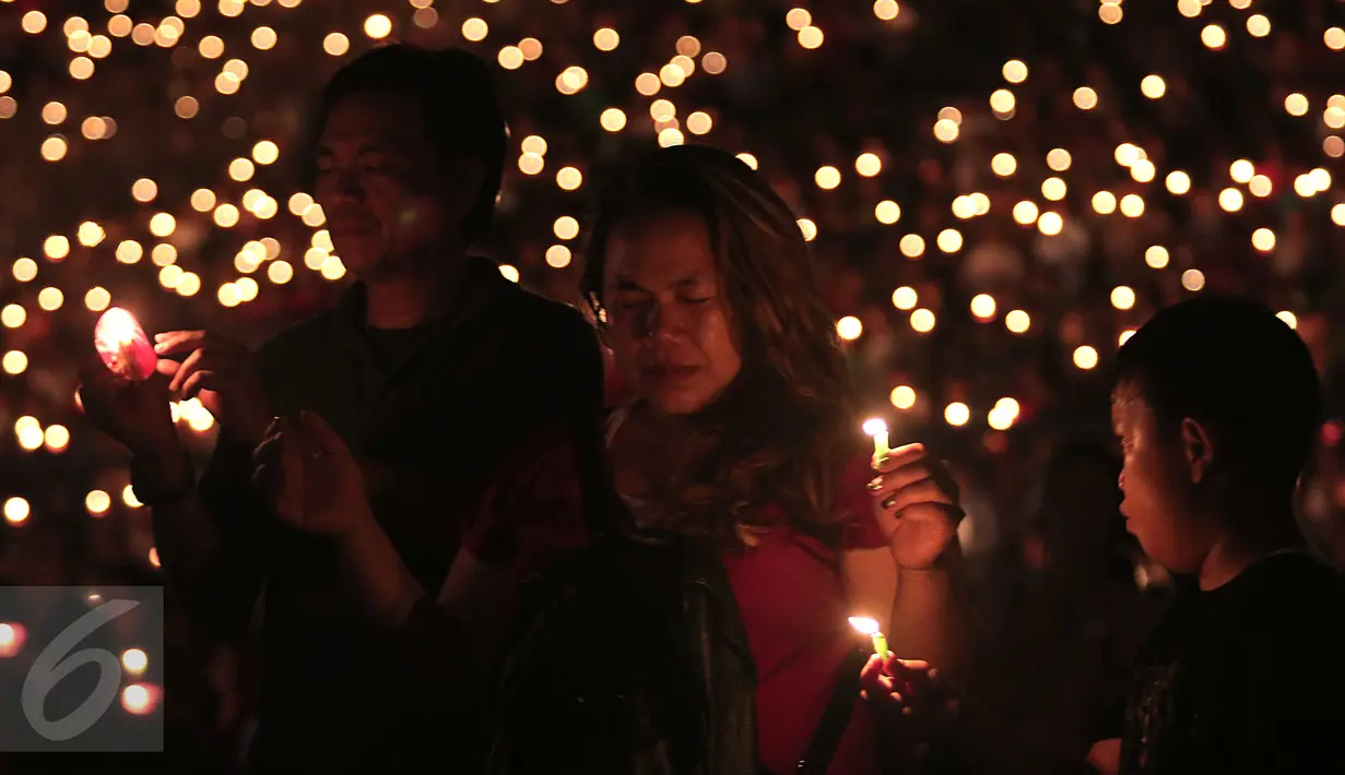 Sejumlah umat Kristiani tampak khusyuk saat perayaan Natal Gereja Tiberias di GBK, Jakarat, (5/12). Perayaan Natal mengambil tema"Semua yang menerimanya, Diberinya kuasa untuk menjadi anak-anak Allah (Yohanes 1:12)".(Liputan6.com/Angga Yuniar)