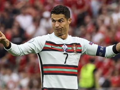 Dengan 2 golnya ke gawang Hungaria dalam laga pertama Grup F Euro 2020 (Euro 2021), Selasa (15/6/2021), striker Portugal Cristiano Ronaldo total mengemas 11 gol di Piala Eropa, melampaui rekor milik Michele Platini dengan 9 gol. Berikut sebaran 11 gol tersebut. (Foto: AP/Pool/Bernadett Szabo)