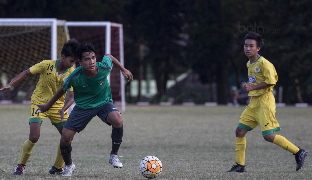 Gelandang Timnas Indonesia U-16, Brylian Aldama, berusaha melewati pemain Kabomania U-17 pada laga uji coba di Stadion Atang Sutresna, Jakarta Timur, Jumat (8/9/2017). Timnas U-16 menang 6-1 atas Kabomania U-17. (Bola.com/Vitalis Yogi Trisna)