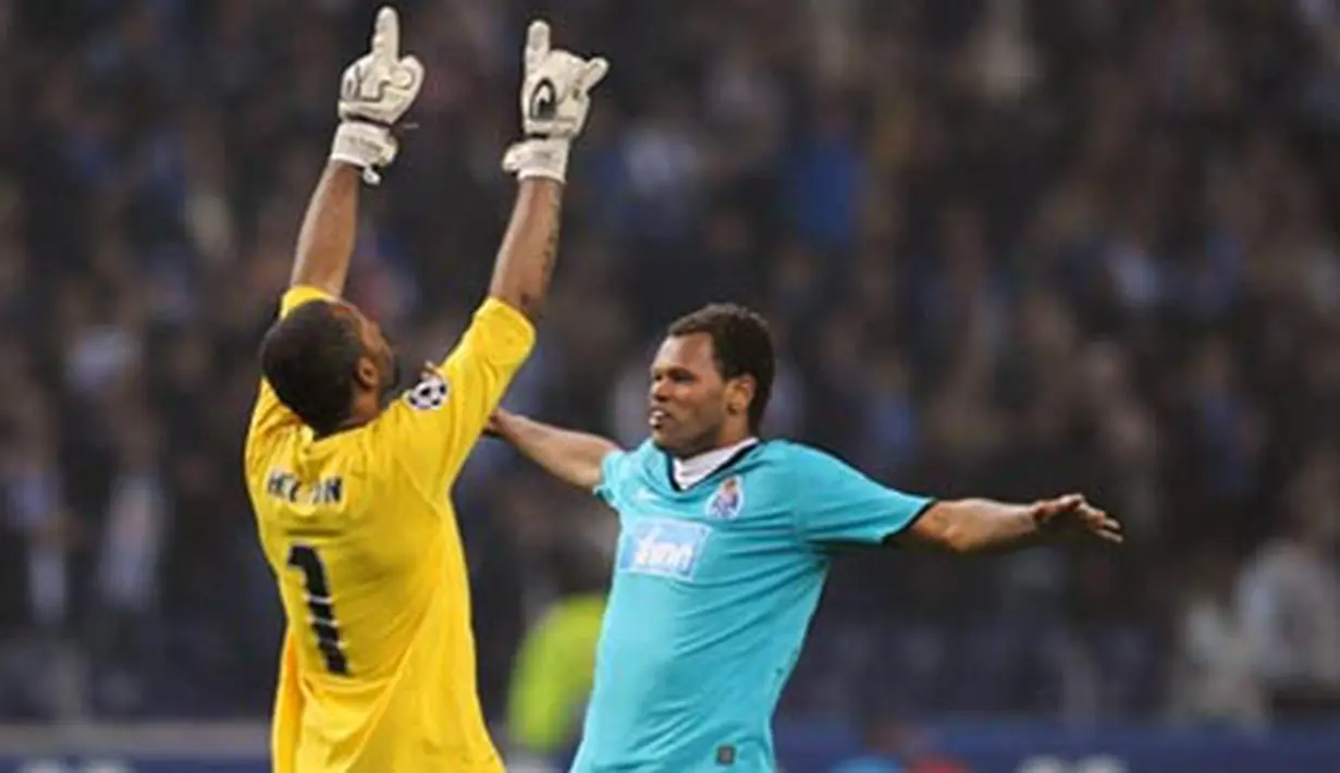 Porto's Helton Arruda and Rolando Fonseca celebrate after their Champions League second-leg of the first knock out round match against Atletico Madrid at Dragao Stadium on March 11, 2009. AFP PHOTO/FRANCISCO LEONG
