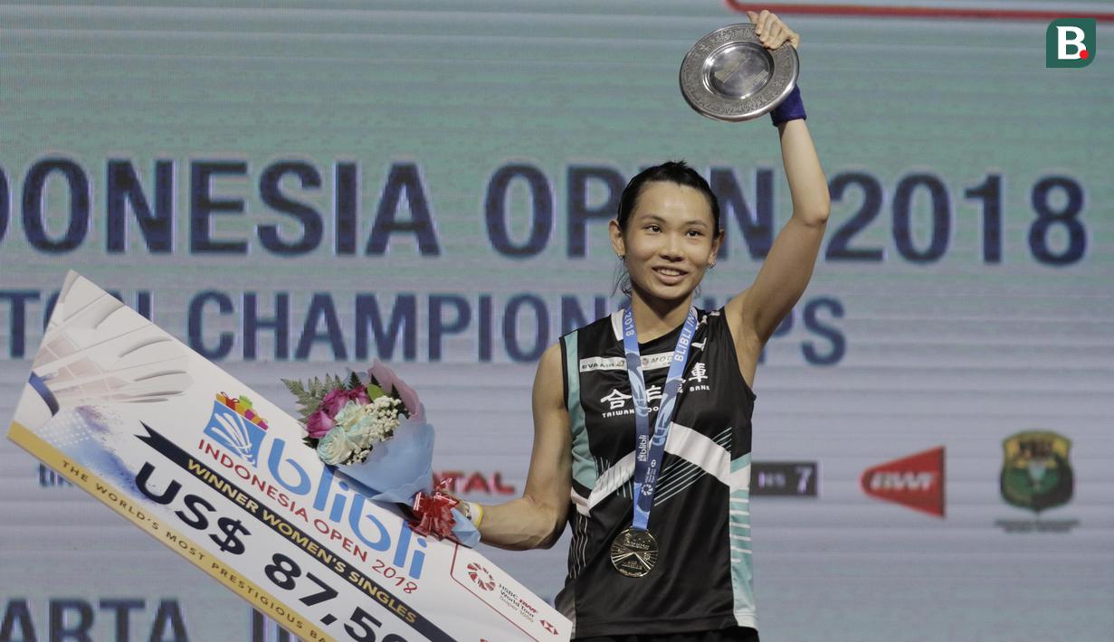 Pebulutangkis Taiwan, Tai Tzu Ying, melakukan selebrasi usai mengalahkan wakil Cina, Chen Yufei, pada final Indonesia Open 2018 di Istora Senayan, Jakarta, (8/6/2018). Tai Tzu Ying menang 21-23 21-15 21-9. (Bola.com/M Iqbal Ichsan)