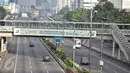 Kendaraan roda empat melintasi tol dalam kota, Jalan Gatot Subroto, Jakarta, Senin (8/2). Libur Tahun Baru Imlek 2567 membuat sejumlah ruas jalan protokol di Jakarta lengang. (Liputan6.com/Faizal Fanani)