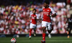 Gelandang Arsenal asal Inggris bernomor punggung 49, Myles Lewis-Skelly, berlari dengan bola selama pertandingan sepak bola persahabatan pra-musim untuk final Piala Emirates antara Arsenal melawan Lyon, di Stadion Emirates, London, 11 Agustus 2024. (BENJAMIN CREMEL/AFP)