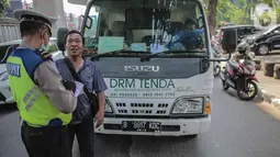 Polisi lalu lintas melakukan tilang terhadap pengemudi truk saat Operasi Zebra Jaya 2019 di Jalan Boulevard Gading Raya, Jakarta, Kamis (24/10/2019). Polda Metro Jaya menggelar Operasi Zebra Jaya hingga 5 November mendatang guna menekan pelanggaran lalu lintas. (Liputan6.com/Faizal Fanani)