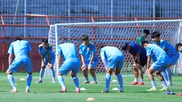 Menurut pantauan Bola.com dan Bola.net, Timnas Vietnam U-17 memulai sesi latihan sekitar pukul 14.00 WIB. Saat itu, panas terik matahari berada pada suhu 34 derajat celcius. (Bola.com/M Iqbal Ichsan)