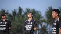 Pelatih Bali United Stefano Cugurra saat memimpin sesi latihan di Training Center Bali United, kawasan Pantai Purnama, Gianyar. (Alit Binawan/Bola.com)