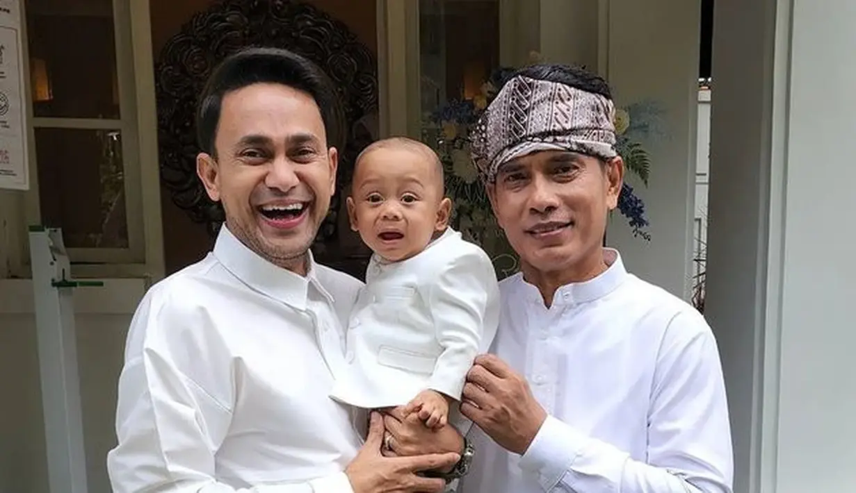 <p>Tak hanya Mama Redi, Endang Mulayana sang kakek Baby Leslar juga terlihat beberapa kali momonga cucunya. (Foto: instagram.com/ayah_kejora)</p>