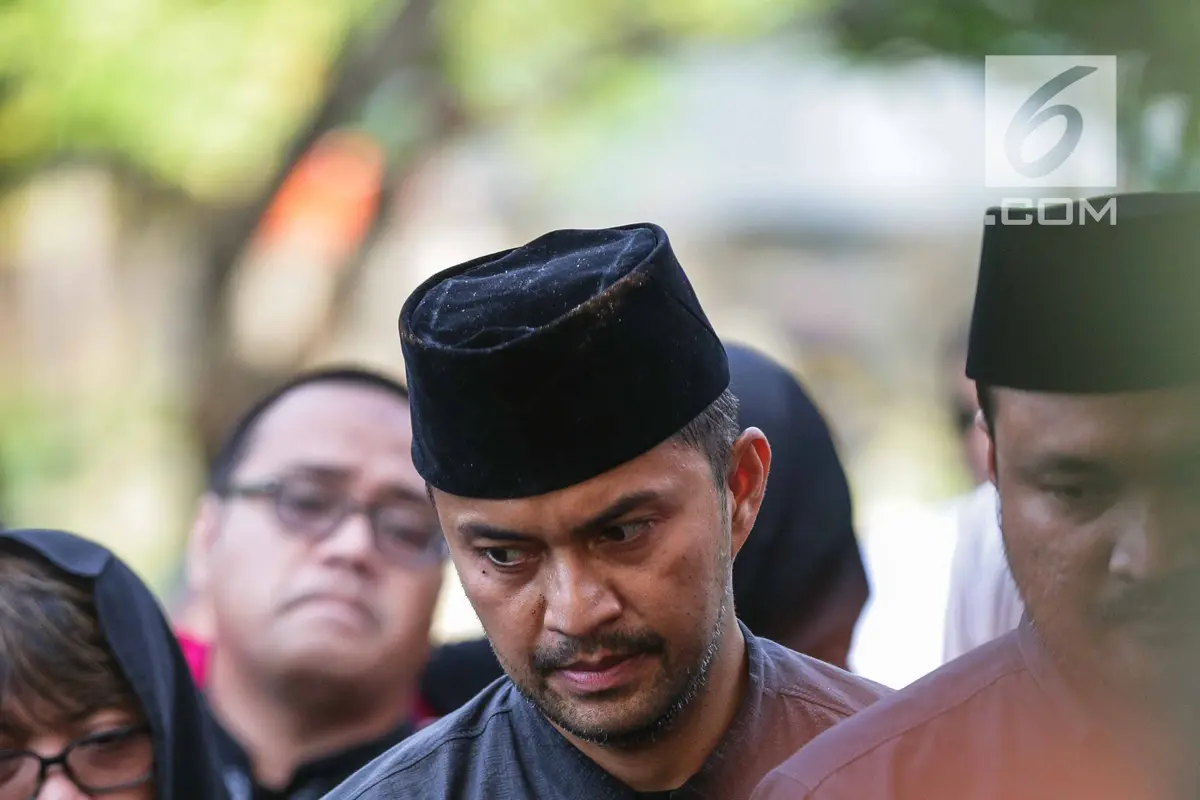 Tabur Bunga Rachmawati Soekarnoputri di Pusara Sang Suami Benny Soemarno