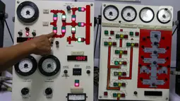 Ruang simulator yang ada di Indonesia Drilling Training Center (IDTC), Indramayu, dilengkapi dengan alat peraga untuk melatih keterampilan peserta pelatihan. (Liputan6.com/Herman Zakharia)