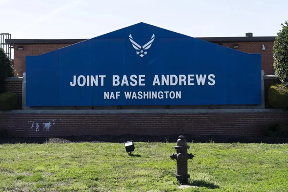 Tanda nama Joint Base Andrews pada 26 Maret 2021 di Pangkalan Angkatan Udara Andrews, Maryland, Amerika Serikat.