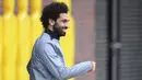 Gelandang Liverpool, Mohamed Salah tiba mengikuti latihan tim di kompleks pelatihan Melwood di Liverpool, Inggris (25/9). Liverpool akan bertanding melawan Spartak Moscow pada Grup E Liga Champions. (AFP Photo/Paul Ellis)