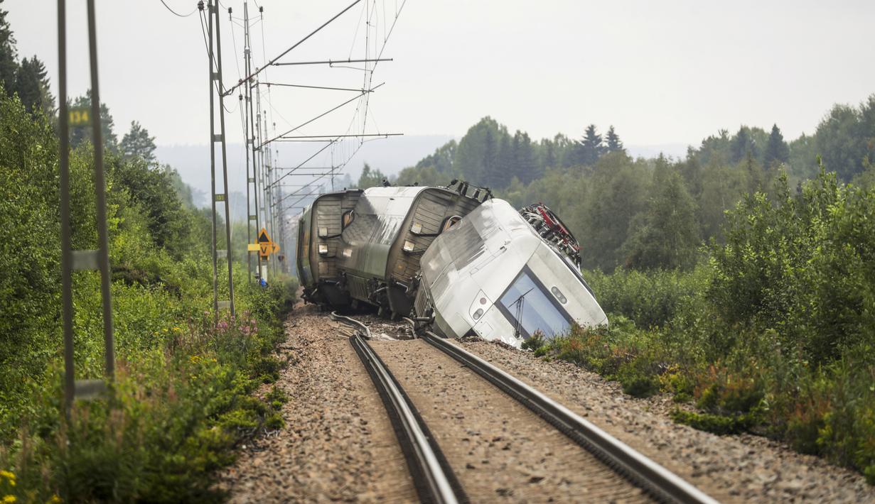 Tiga orang dibawa ke rumah sakit di Swedia ketika dua gerbong penumpang kereta api keluar dari rel di Hudiksvall, sebelah utara Stockholm, kata polisi. (Mats Andersson/TT News Agency via AP)