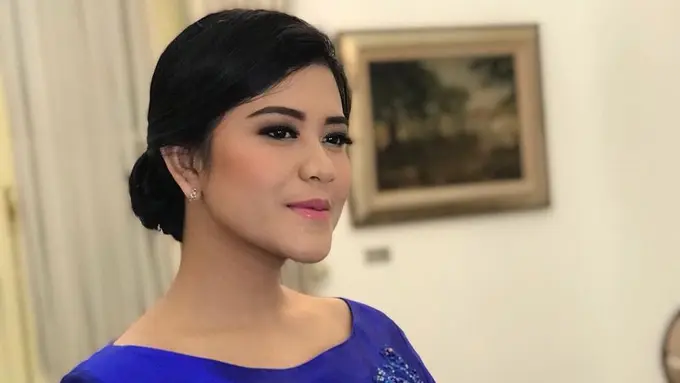 [Bintang] Pakai Baju Etnik, Lihat Dandanan Kahiyang Ayu yang Glowing