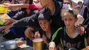 Perserikatan Bangsa-Bangsa memperingatkan bahwa ribuan anak-anak Palestina di Jalur Gaza menghadapi ancaman kelaparan karena blokade Israel yang terus berlanjut. (Eyad BABA/AFP)
