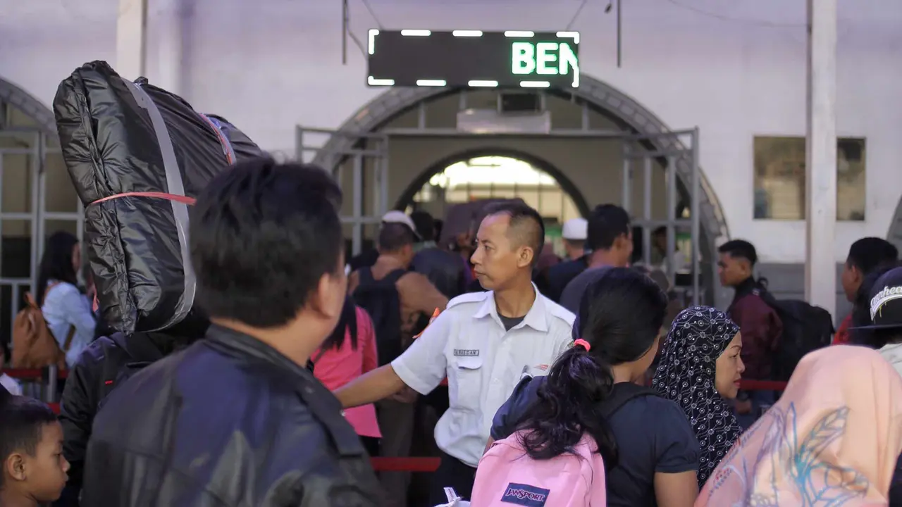 Puncak Arus Mudik di Stasiun Pasar Senen