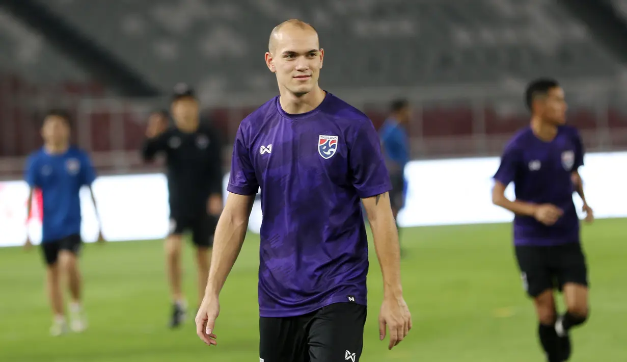 Pemain Thailand, Manuel Tom Bihr, saat latihan jelang laga kualifikasi Piala Dunia 2022 di SUGBK, Jakarta, Senin (9/9). Thailand akan berhadapan dengan Indonesia. (Bola.com/M Iqbal Ichsan)