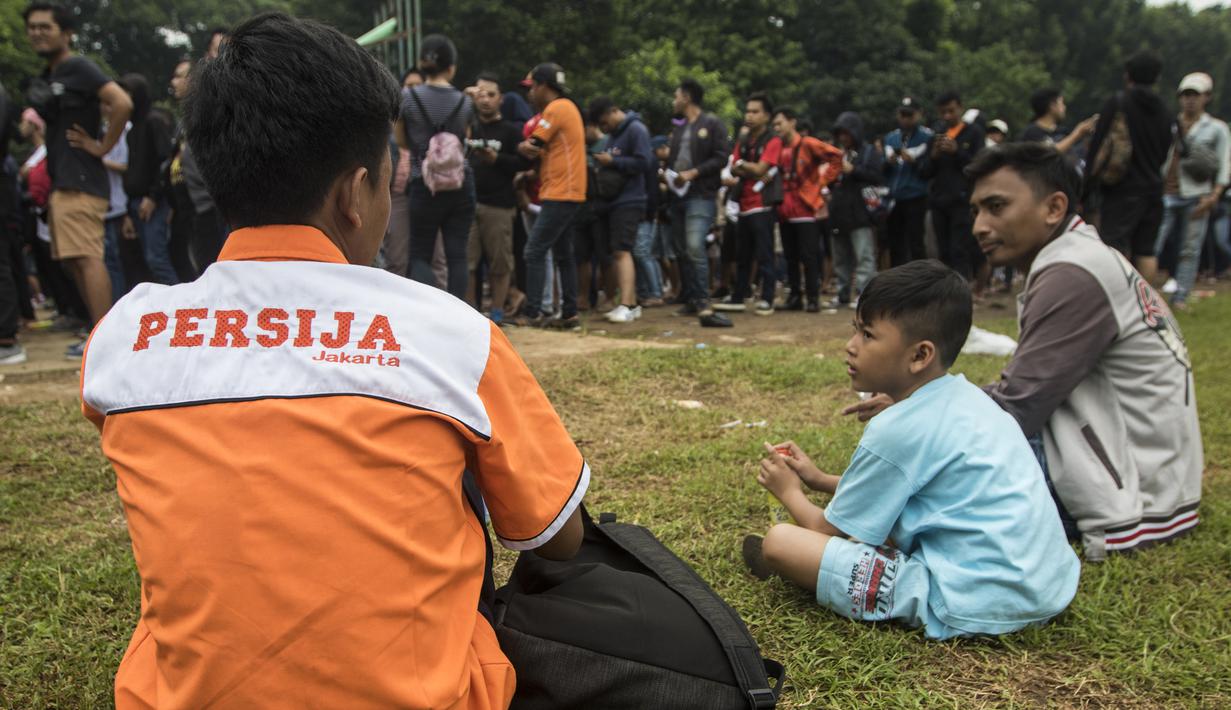 Suporter Persija Jakarta, The Jakmania, antri untuk menukar tiket di Lapangan Blok S, Jakarta, Minggu (9/12). Persija akan menjalani laga penentuan gelar juara melawan Mitra Kukar. (Bola.com/Vitalis Yogi Trisna)