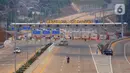Kendaraan petugas melintasi Gerbang Tol Limo Utama pada proyek Tol Cinere-Jagorawi (Cijago) Seksi 3B Junction Krukut-Cinere sepanjang 2,19 Kilometer (Km) di Limo, Depok, Jawa Barat, Senin (28/8/2023). (merdeka.com/Arie Basuki)