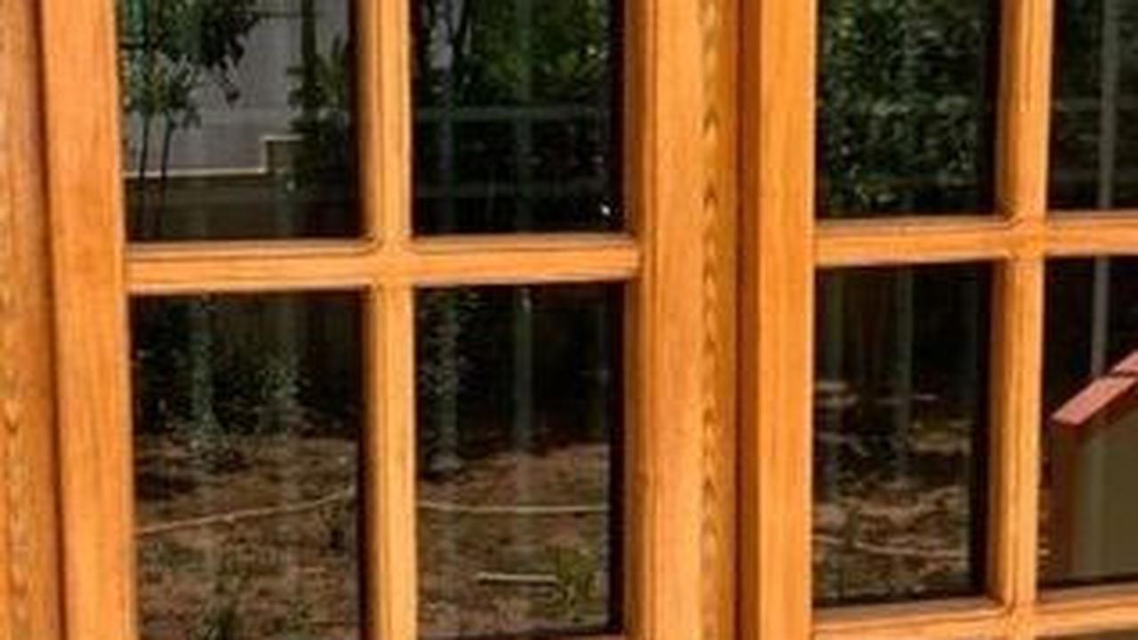 Desain Jendela Kayu Depan Rumah