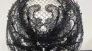 Gaya aktris dan penyanyi 25 tahun itu kian sempurna dengan aksesori berupa topeng hitam berbahan lace hasil kolaborasi Valentino dan Philip Treacy. (Instagram/pppicoli).
