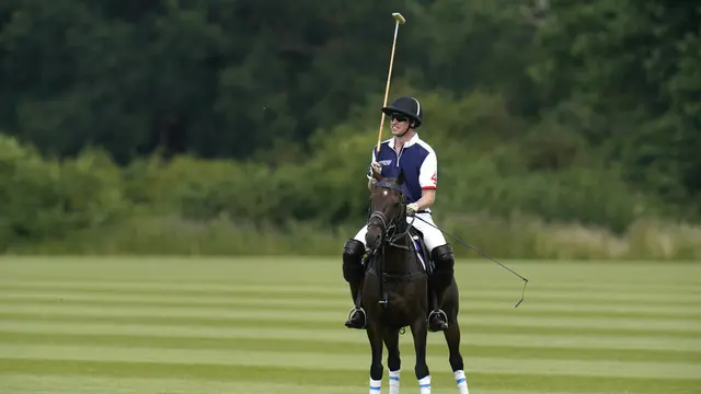 Pangeran William bertanding polo. (Andrew Matthews/PA via AP)