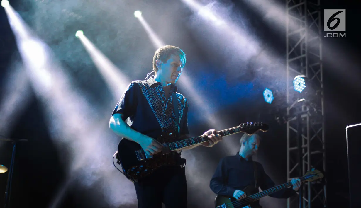 Penampilan band Franz Ferdinand pada konsernya di Tennis Outdoor, Senayan, Jakarta, Jumat (30/11). Grup musik dance punk itu membawakan sejumlah lagu di antaranya 'Lazy Boy' dan 'Take Me Out'. (Liputan6.com/Faizal Fanani)