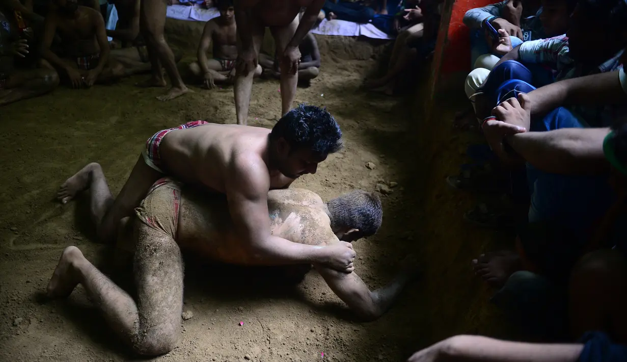 Pegulat India bertarung dalam gulat tradisional di klub gulat Loknath Vyayamsala untuk menandai festival Nag Panchami, di Allahabad (15/8). Di beberapa kota utara Festival Hindu Nag Panchami mengadakan gulat tradisional. (AFP Photo/Sanjay Kanojia)