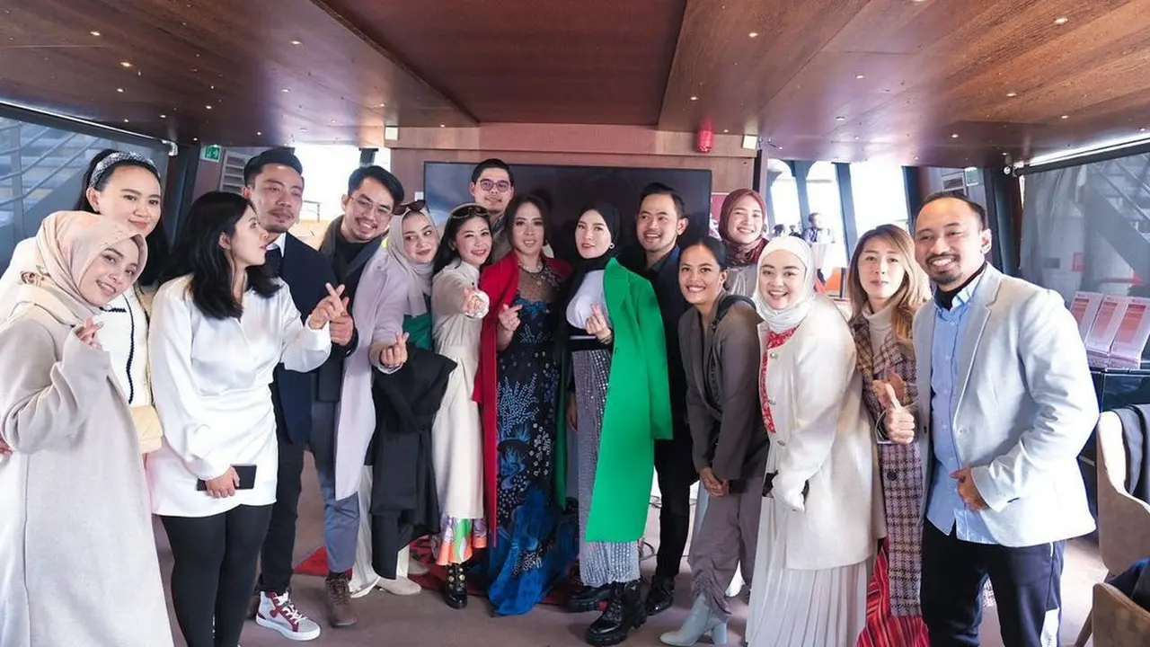 Shandy Purnamasari mengenalkan White Cell DNA di Bateaux Mouches, kapal pesiar mewah kota Paris.