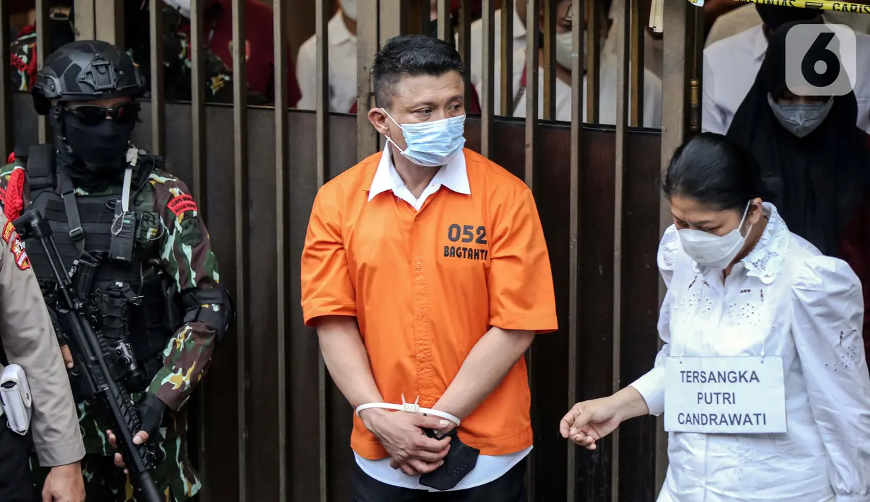 Irjen Ferdy Sambo bersama istrinya, Putri Candrawathi, saat rekonstruksi pembunuhan berencana terhadap Nofriansyah Yosua Hutabarat atau Brigadir J di rumah dinas Duren Tiga, Jakarta, Selasa (30/8/2022). (Liputan6.com/Faizal Fanani)