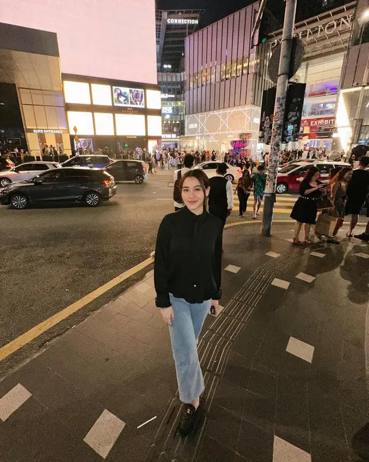 9 Potret Aaliyah Massaid Pakai Jeans,  Pilihan Outfit Stylish untuk Sehari-hari
