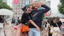 <p>Adly Fairuz dan Angbeen Rishi berfoto di tengah sibuknya lalu lalang Shibuya Crossing. (Foto: Instagram/ angbeenrishi)</p>