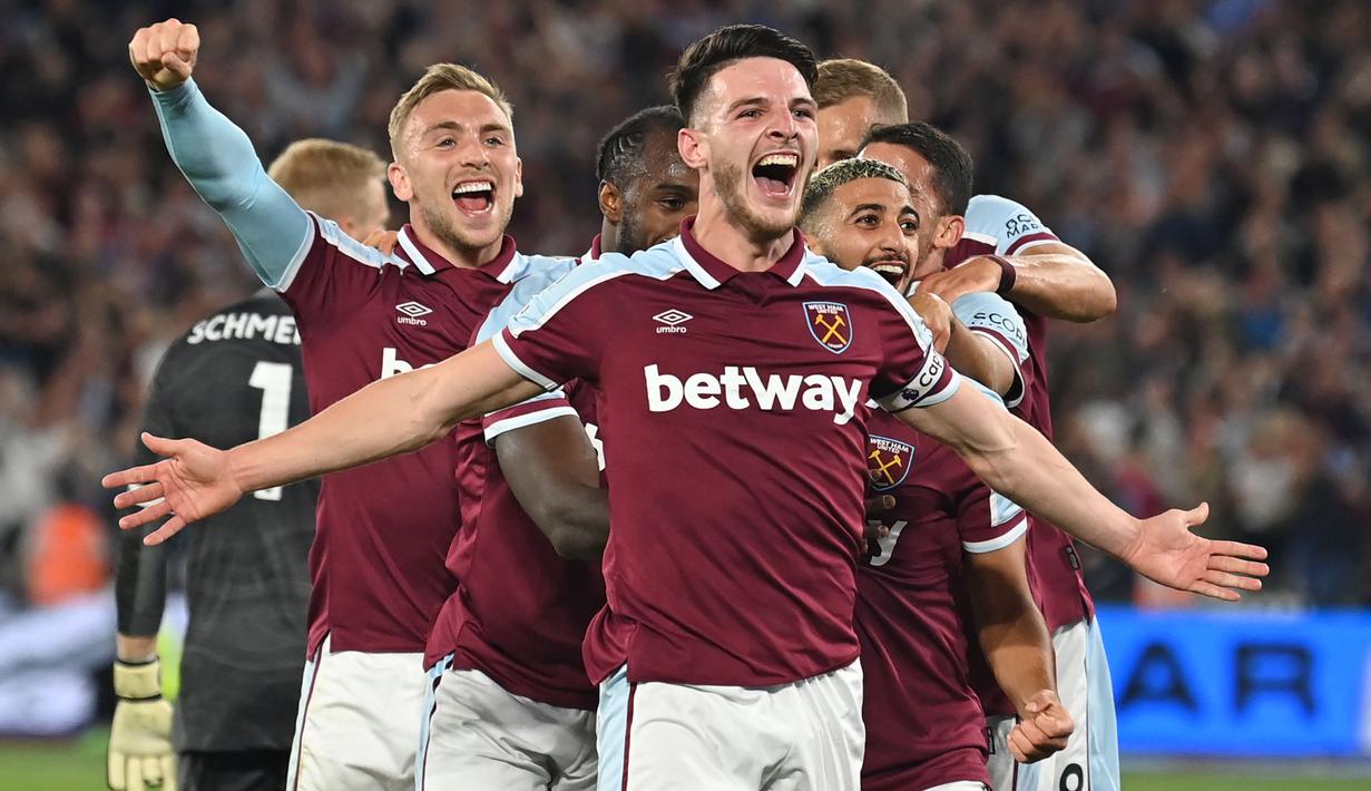 Declan Rice pernah dikabarkan akan menjadi opsi Manchester United di posisi gelandang bertahan. Sayangnya hal itu gagal usai MU lebih memilih perburuan tanda tangan Ronaldo. Padahal, pemain West Ham tersebut sukses menjadi gelandang bertahan terbaik di Liga Inggris saat ini. (AFP/Glyn Kirk)