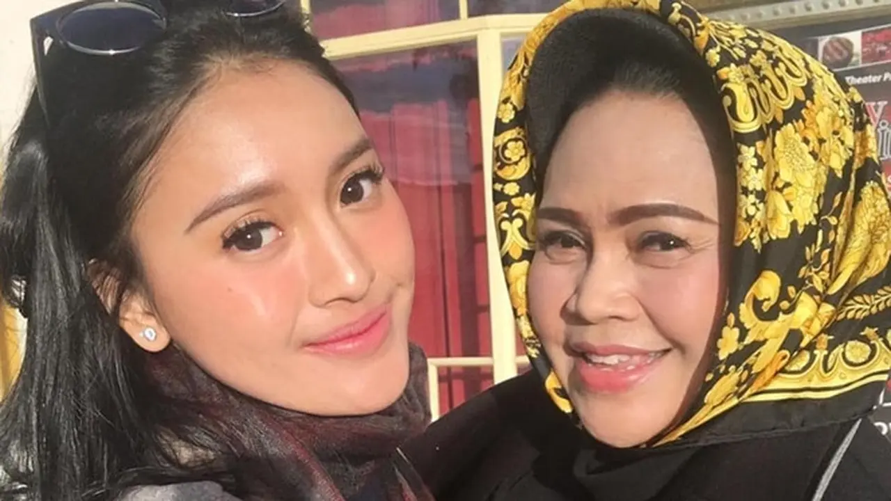 Jarang Tersorot, Ini 6 Potret Kompak Hetty Koes Endang dan Putrinya