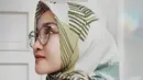 Model hijab diikat ke belakang juga tak kalah menarik. Cocok untuk keseharianmu, simpel tapi rapi. (Instagram.com/kiaraleswara.)