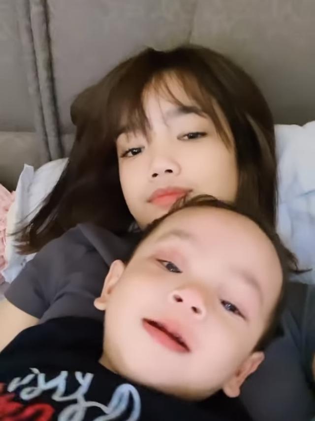 Fuji juga membagikan momen ketika ia menenangkan Gala yang menangis.