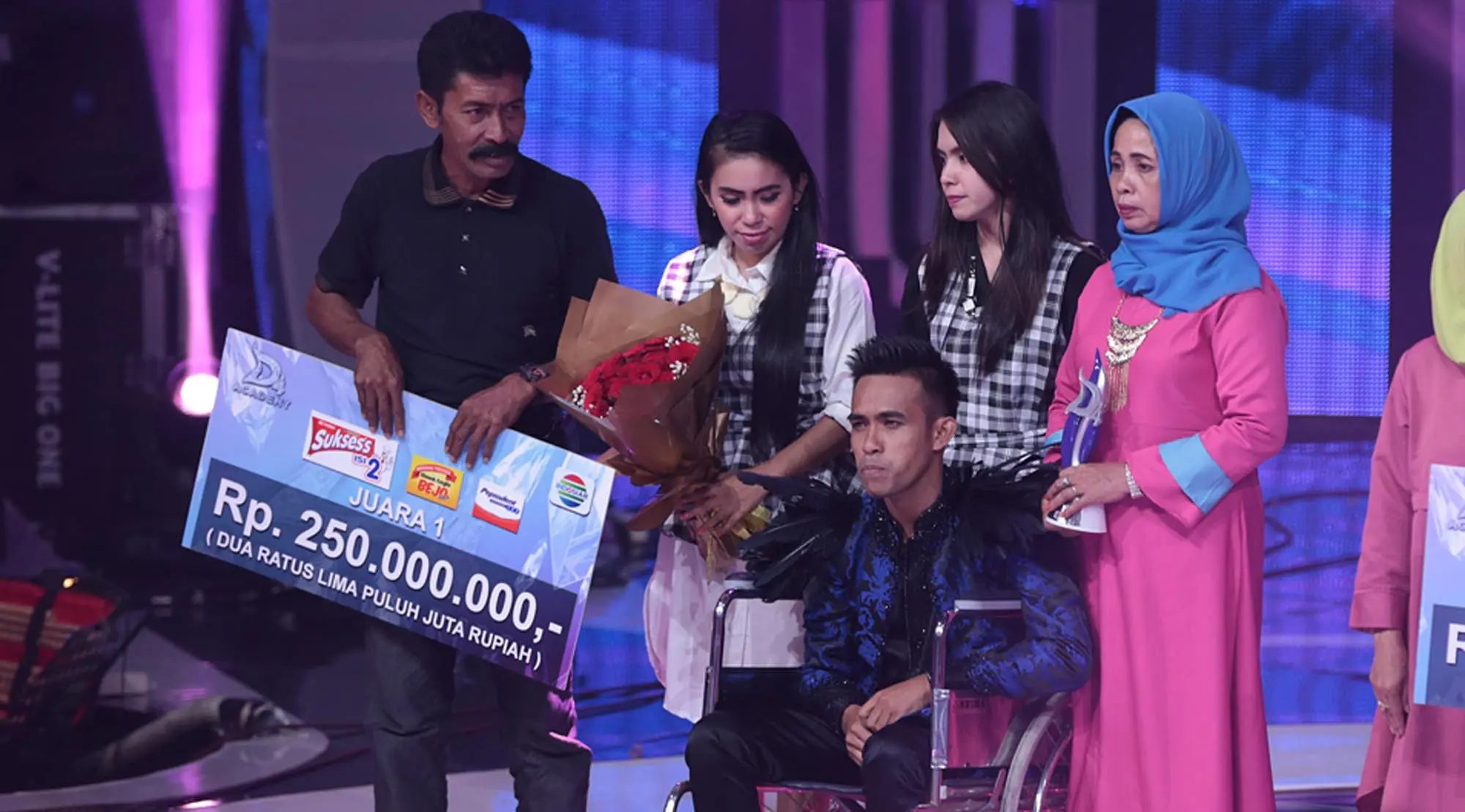 "Selamat Fildan menjadi juara Dangdut Academy 4 (DA4) dengan raihan sms tertinggi," ucap host Ramzi di atas panggung. (Deki Prayoga/Bintang.com)