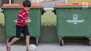 Anak-anak pencari suaka bermain sepak bola di halaman bekas Markas Kodim di Kalideres, Jakarta, Selasa (16/7/2019).  Sejak Kamis (11/7) para pencari suaka dipindahkan dari di pinggir jalan dan trotoar di kawasan Kebon Sirih ke bekas Markas Kodim di Kalideres . (Liputan6.com/Helmi Fithriansyah)